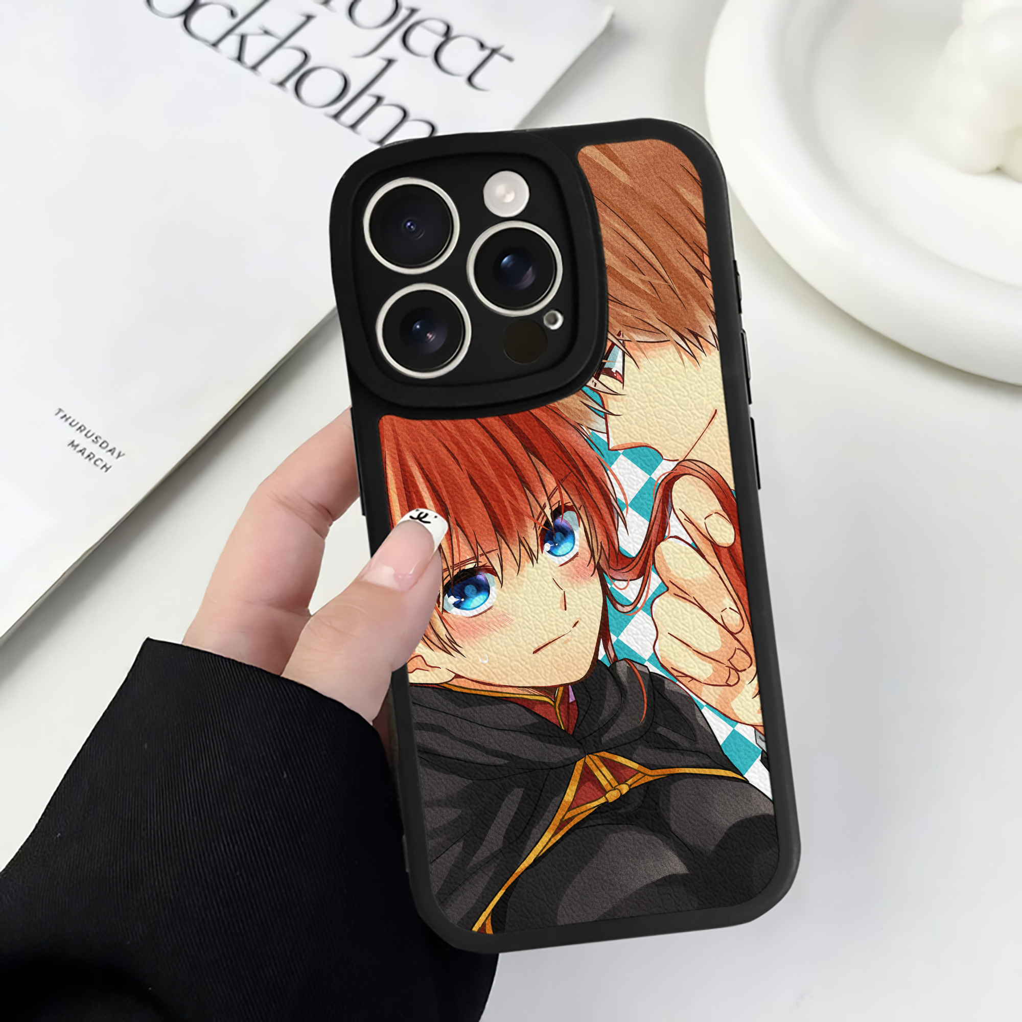 （画像用） ぎんたま 坂田銀時（さかたぎんとき） 神楽 志村新八（しむら しんぱち） GINTAMA Sakata Gintoki Kagura Shimura Shinpachi 【iPhone 16シリーズ対応】シリコンスマホケース（レザー調） 材質：シリコン